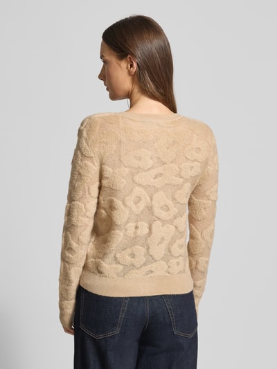 Vrouwenmodel draagt Strickjacke mit Knopfleiste van Luisa Cerano in beige met structuur, regular fit en geribde boorden. Ganzkörperansicht Rückansicht.
