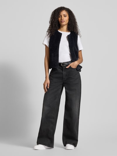 Frauenmodel trägt Regular Fit Weste in Kunstfell-Optik von Tom Tailor, Optik: Unifarben, Hakenverschluss, Label-Stitching-Applikation, Ganzkörperansicht von vorne.