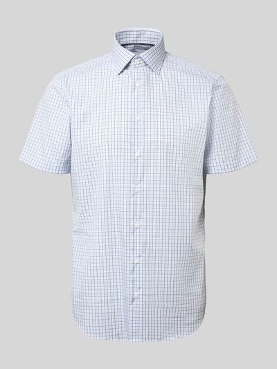 Produktfoto, Regular Fit Business-Hemd aus Baumwolle mit Kentkragen von Christian Berg Men, weiß-blau kariert, Knopfleiste, Allover-Look