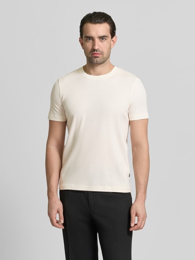 Männermodel trägt T-Shirt mit geripptem Rundhalsausschnitt von JOOP! Collection in Beige, reine Baumwolle, Regular Fit, Ganzkörperansicht von vorne.
