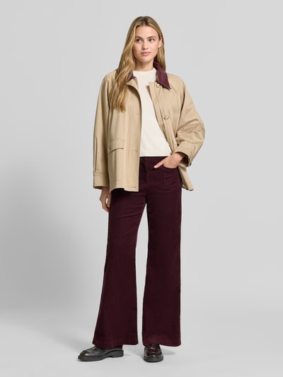 Kobiece modelka nosi spodnie sztruksowe Wide Leg Cordhose aus Baumwoll-Mix model 'MAINE' od Brax, ciemny bordowy, tekstura prążkowana, widok całej sylwetki z przodu, damskie spodnie sztruksowe