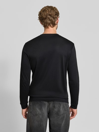Männermodel trägt zwart Regular Fit Longsleeve uit pure katoen model 'Pima' van RAGMAN, ronde hals, ruglengte maat M 69 cm, volledige rugaanzicht.