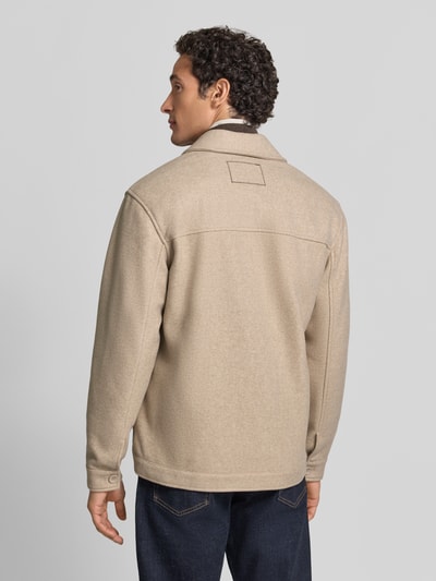 Männermodel trägt Hemdjacke mit Brusttaschen Modell 'JUNO' von MC NEAL aus beigem Polyester, Rückenansicht, Ganzkörperansicht Rückansicht.