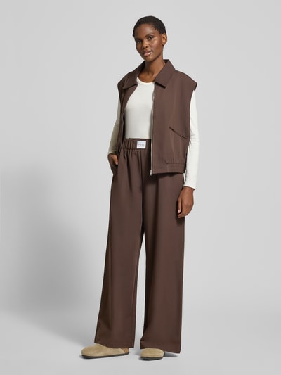 Frauenmodel trägt Wide Leg Hose aus Viskose-Mix Modell 'TOSCA' von VILLA SOPHIE, Optik: Unifarben, Ganzkörperansicht von vorne.