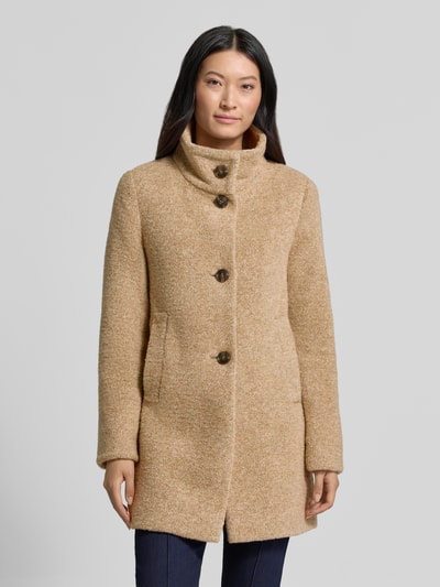 Frauenmodel trägt Regular Fit Mantel mit Baumwoll-Schrwoll-Anteil von FUCHS SCHMITT in Beige, Stehkragen und Eingrifftaschen, Material-Mix, Ganzkörperansicht von vorne.