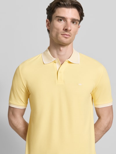 Männermodel trägt Modern Fit Poloshirt mit Stitching von Fynch-Hatton, gelb, reine Baumwolle, Polokragen, Nahaufnahme Oberkörper