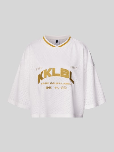 Produktfoto, Cropped T-Shirt mit rückseitigem Logo-Print von Karo Kauer, weiß-gold, strukturierte Mesh-Oberfläche, Rundhalsausschnitt, Loose-Fit, Label-Print und Label-Stitching, Rückenlänge 47 cm in Größe S.