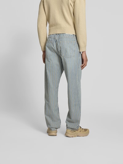 Männermodel trägt Straight Fit Jeans mit Logo-Patch von Closed, gestreift, Reine Baumwolle, Bundweite 42 cm, Ganzkörperansicht Rückansicht.