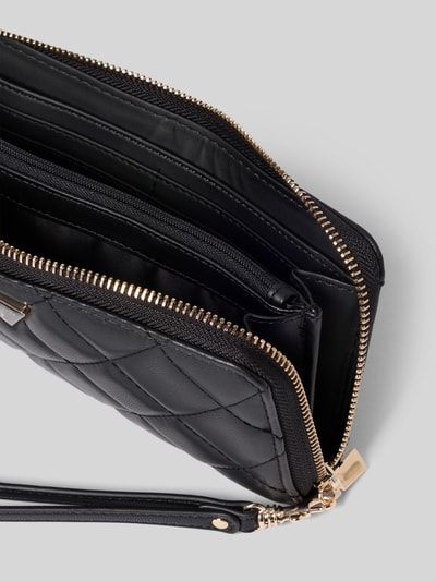 Produktfoto, Portemonnaie mit Steppnähten Modell 'JULIET' von GUESS in Schwarz mit goldfarbenem Reißverschluss, Fächeraufteilung sichtbar, Damen Portemonnaie, Hauptfach mit Rundum-Reißverschluss, Label-Detail, Münz-, Schein-, Steck- und Kartenfächer