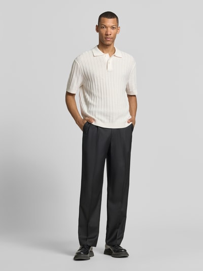 Männermodel trägt Regular Fit Poloshirt aus Baumwoll-Strick Modell 'DANE' von SELECTED HOMME, Optik: Unifarben, Struktur, Ganzkörperansicht von vorne.
