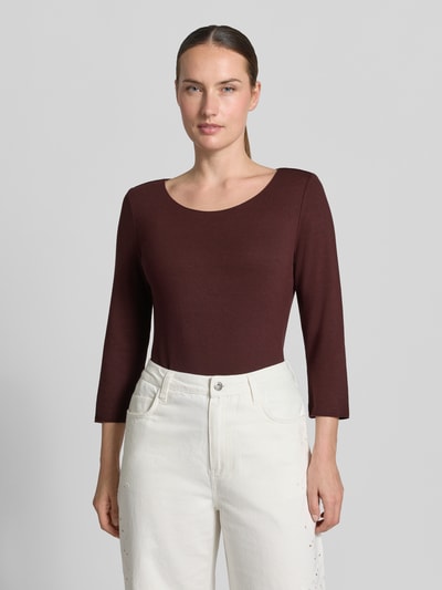 Frauenmodel trägt Regular Fit T-Shirt aus Viskose-Mix Modell 'Kirosa' von someday, 3/4-Arm, bordeaux, glatte Textur, Nahaufnahme Oberkörper.