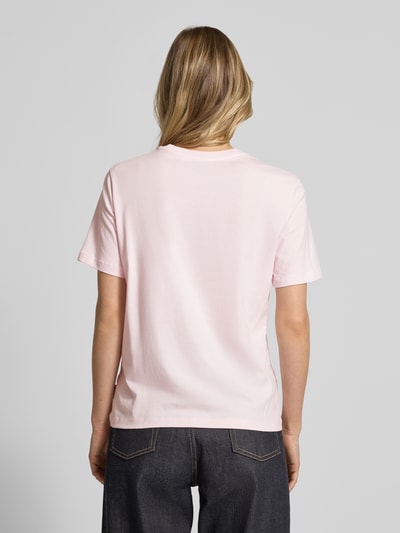 Frauenmodel trägt Regular Fit T-Shirt aus reiner Baumwolle Modell 'LUALAA EMBRO' von Armedangels in zartem Rosa, unifarben, Feinripp, kurzarm, Ganzkörperansicht Rückansicht.