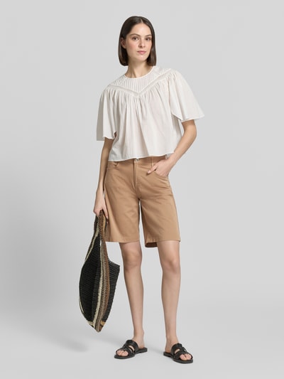Frauenmodel trägt Regular Fit Bermuda aus Baumwoll-Mix Modell 'MAINE B' von Brax in Unifarben, 5-Pocket-Design, Knopf-Reißverschluss, Ganzkörperansicht von vorne.