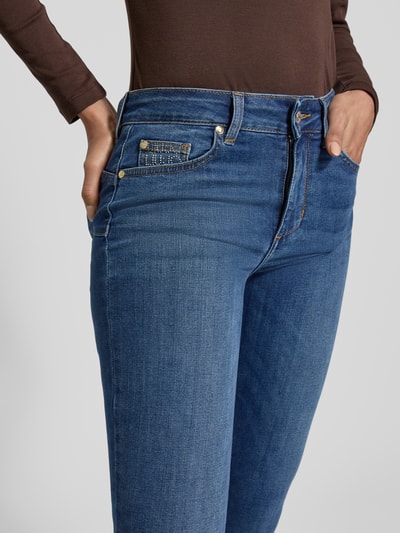 Frauenmodel trägt Skinny Fit Jeans mit Ziersteinbesatz Modell 'DIVINE' von Liu Jo White im Baumwoll-Mix mit Stretch-Anteil, Nahaufnahme Oberkörper.