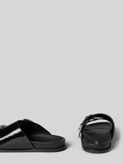 Produktfoto, Sandalette aus Leder Modell 'Alba' von ALOHAS in Schwarz, Schlupfform mit Riemen und Dornschließe, Absatzhöhe 2 cm, glatte Textur