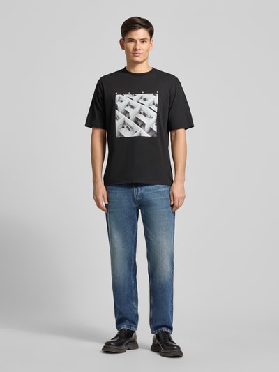 Męski model nosi Relaxed Fit Jeans aus reiner Baumwolle Modell 'HUGO 838' od HUGO, niebieski denim, 5-kieszeniowy, pełny widok z przodu.