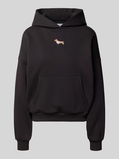 Produktfoto, Hoodie mit Motiv-Stitching und Känguru-Tasche von REVIEW aus Baumwoll-Mix im Regular-Fit, schwarze Farbe, glatte Textur.