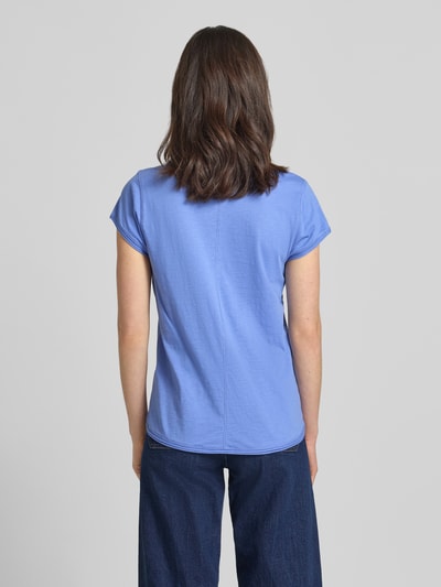 Frauenmodel trägt Damen T-Shirt mit V-Ausschnitt von Christian Berg Woman, Reine Baumwolle, Regular-Fit, Rollsaum, Rückenlänge 59 cm, Ganzkörperansicht Rückansicht.