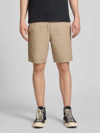 Męski model nosi Regular Fit bermudy z bawełny i lnu model 'LINUS' od Only & Sons, efekt: jednolity kolor, krój regular fit, tunel, elastyczny ściągacz, wpuszczane kieszenie, kieszeń z tyłu, mieszanka bawełny i lnu, całkowity widok z przodu.