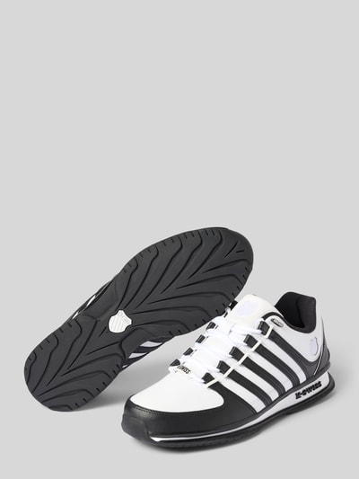 Produktfoto, Sneaker aus Leder mit Label-Details Modell 'Rinzler' von K-SWISS, heren sneakers, wit en zwart, geprofileerde zool, vetersluiting, afgerond model, gecoat leer, profielzool, hakhoogte maat 44: 3 cm, schachthoogte: 9 cm, schachtbreedte: 9 cm
