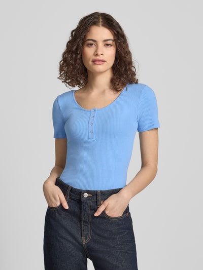 Vrouwenmodel draagt Slim Fit T-Shirt uit katoenmix model 'KITTE' van Pieces, effen, korte mouw, geribbelde Henley, frontale close-up.