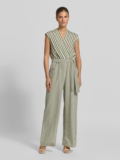 Frauenmodel trägt Jumpsuit aus Viskose-Mix mit V-Ausschnitt von Rinascimento, grün-weiß gestreift, tailliert, ärmellos, Ganzkörperansicht von vorne.