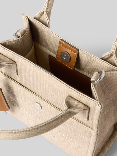 Produktfoto, beigefarbene Henkeltasche aus reiner Baumwolle mit Logo-Stitching von Marc O'Polo, sichtbare Struktur, Detailaufnahme
