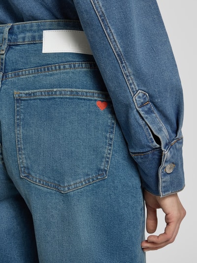 Kobiece model prezentuje Relaxed Fit Jeans aus Baumwoll-Mix Modell 'Miva' od OPUS, mieszanka bawełny i elastanu, 5 kieszeni, szwy w kontrastowym kolorze, tył, zbliżenie na biodra