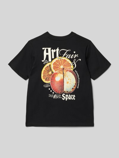 Produktfoto, T-Shirt mit Motiv-Print von Jack & Jones für Kinder aus reiner Baumwolle, schwarzer Stoff, farbig bedruckt, gerader Schnitt, Rundhalsausschnitt, Rückenlänge 54 cm bei Größe 140