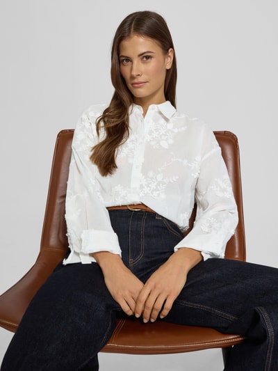 Kobiece model prezentuje Hemdbluse mit Knopfleiste von More & More, biały kolor, bawełniany miks, luźny krój, kołnierzyk koszulowy, zdobienia, długość tyłu 65 cm, długość rękawa 50 cm, widok na górną część ciała z przodu
