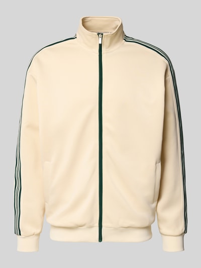 Produktfoto, Relaxed Fit Sweatjacke mit Kontraststreifen Modell 'RIBER' von Only & Sons in Beige, Stehkragen, langarm, Reißverschluss, unifarbene Sweat-Optik, seitliche Eingrifftaschen, gerippte Abschlüsse, grüne Streifen auf Ärmeln, glatte Textur.