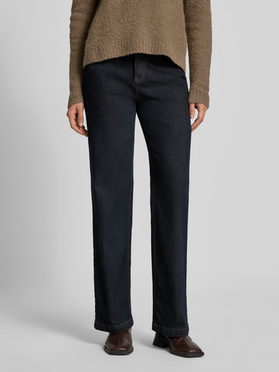 Vrouwenmodel draagt donkerblauwe straight fit jeans uit mix van katoen, lichte textuur, Straight Fit Jeans aus Baumwoll-Mix van Buena Vista, detailopname voorkant, dames straight fit jeans van Buena Vista.