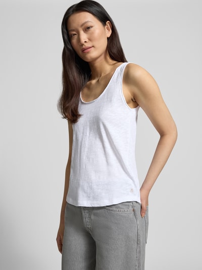 Frauenmodel trägt Regular Fit Top aus reiner Baumwolle von Marc O'Polo, unifarben, ärmellos, Rundhals, vorne Ganzkörperansicht.