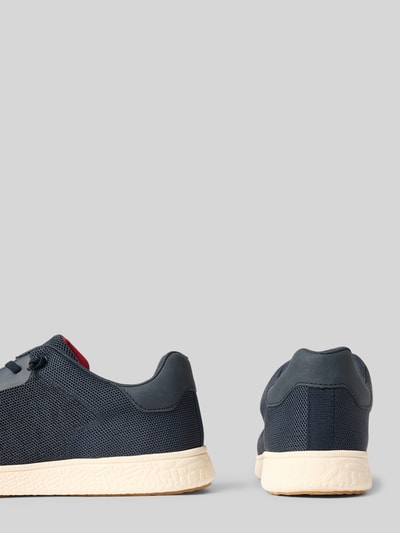 Produktfoto, Sneaker mit Logo Modell 'Victory' von bugatti, granatowe, zaokrąglony nosek, sznurowane, faktura siatki, podeszwa beżowa, wysokość obcasa 3 cm, wysokość cholewki 8 cm, szerokość w rozmiarze 44: 10 cm