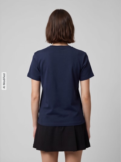 Frauenmodel trägt Regular Fit T-Shirt aus reiner Baumwolle Modell 'LOS' von Tom Tailor in Dunkelblau, glatte Struktur, Damen T-Shirt, Ganzkörperansicht Rückansicht, KI-modifiziertes Bild.