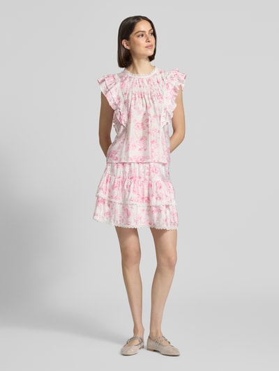 Frauenmodel trägt Regular Fit T-Shirt aus Viskose-Mix Modell 'BLISS' von Vero Moda in Unifarbe mit Rüschen, Popeline-Struktur, Ganzkörperansicht von vorne.