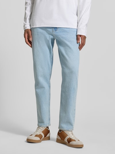 Mannenmodel draagt Tapered Fit Jeans uit bio-katoenmengsel model 'MAAKX' van Armedangels, lichte denimkleur, 5-pocket, mid waist, knoopsluiting, label patch, volledige vooraanzicht