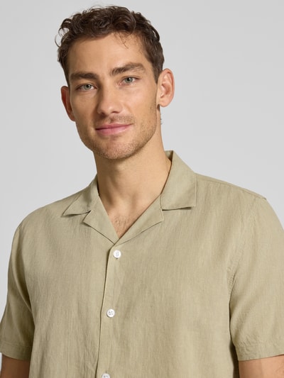 Männermodel trägt Relaxed Fit Freizeithemd aus Leinen-Baumwoll-Mix von Lindbergh in Beige mit Reverskragen, Knopfleiste, Nahaufnahme Oberkörper, Rückenlänge bei Größe M 76 cm, Schulterbreite 47 cm, Ärmellänge 25 cm.