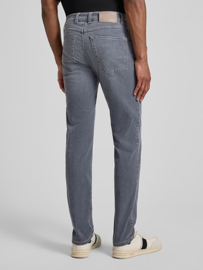 Männermodel trägt Regular Fit Jeans mit Eingrifftaschen von bugatti in Grau, Baumwoll-Mix mit Stretch, Ganzkörperansicht Rückansicht.