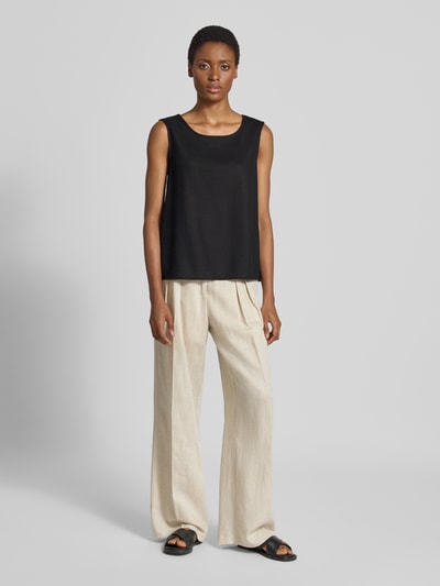 Frauenmodel trägt Top aus Leinen-Mix mit Rundhalsausschnitt Modell 'Lava' von FREE/QUENT in Schwarz, kombiniert mit heller Hose, Regular Fit, Strukturmix, Ganzkörperansicht von vorne.
