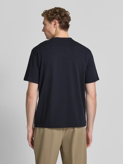 Męski model nosi Relaxed Fit T-Shirt aus reiner Baumwolle Modell 'TEE 10' von BOSS Green, czarny, prosty krój, gładka faktura. Ganzkörperansicht Rückansicht.