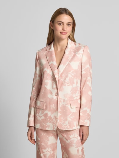 Frauenmodel trägt Blazer mit Pattentaschen und Reverskragen von Jake*s Collection, florales Muster in Rosa und Beige, Gerader-Schnitt, Knopfverschluss, Ganzkörperansicht von vorne. Rückenlänge 67 cm, Brustweite 50 cm, Ärmellänge 62 cm, Größe 36.