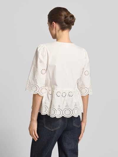 Vrouwenmodel draagt Regular Fit blouse met ajourwerk model 'Cornelia' van YAS in wit, halflange mouwen, ruglengte maat 36: 56 cm, mouwlengte maat 36: 37 cm, V-hals met sierstrik, model blouse met halflange mouwen, rugaanzicht.