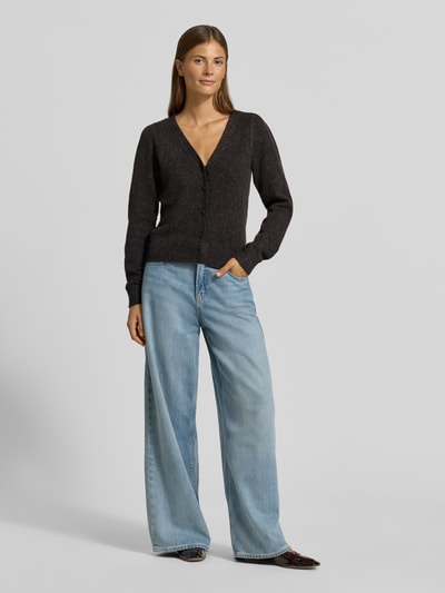 Vrouwenmodel draagt regular fit gebreid jack met v-hals model 'DOFFY' van VERO MODA in antraciet, Dames, lichte jeans, Ganzichaamsaanzicht van voren.