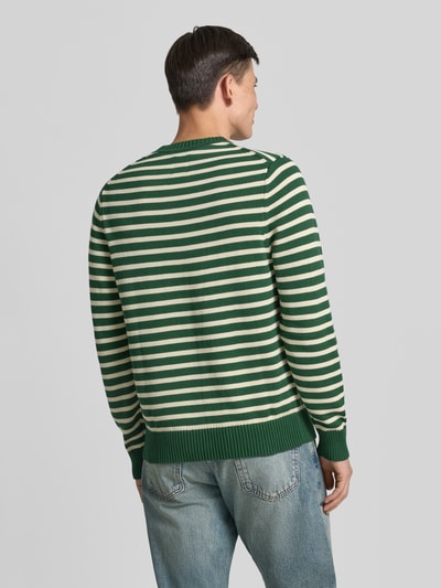 Männermodel trägt Strickpullover mit Rundhalsausschnitt von Wood Wood, Reine Baumwolle, Gerader-Schnitt, Label-Stitching, Ganzkörperansicht Rückansicht
