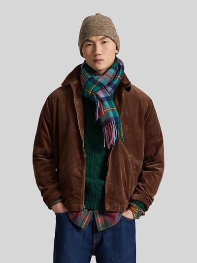 Męski model nosi Regular Fit Blouson aus Baumwoll-Cord von Polo Ralph Lauren, brązowy sztruks, wyrazista faktura, całkowity widok z przodu.