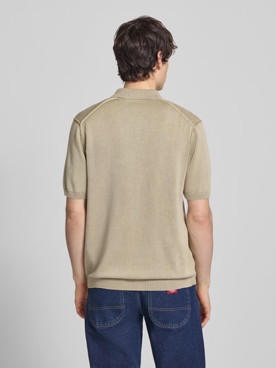 Männermodel trägt Regular Fit Poloshirt aus reiner Baumwolle Modell 'GARSON' von Only & Sons in Melange-Optik, Feinstrick, Ganzkörperansicht Rückansicht.