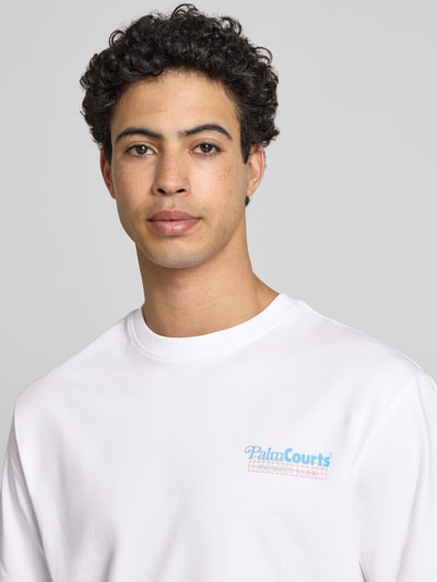 Männermodel trägt Regular Fit T-Shirt aus reiner Baumwolle von Only & Sons, weiß, unifarben, Print, Rundhals, kurzarm, Nahaufnahme Oberkörper.