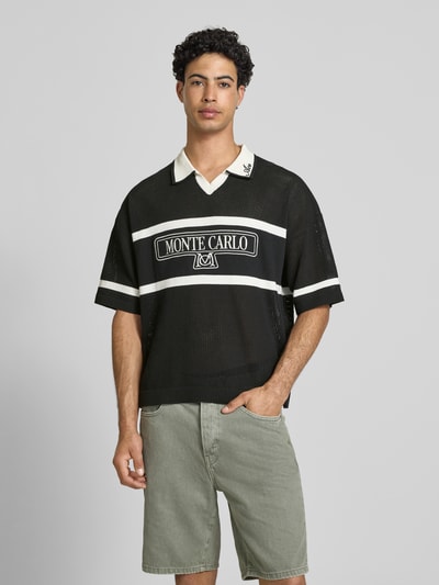 Männermodel trägt Regular Fit Poloshirt aus Baumwoll-Mix Modell 'ACE LIFE' von Only & Sons, Two-Tone-Optik, gestreift, Struktur, Schriftzugstickerei, Johnny-Kragen, 1/2-Arm, gerippte Abschlüsse, Strick, Ganzkörperansicht von vorne.