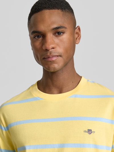 Männermodel trägt Regular Fit T-Shirt mit Logo-Stitching von Gant aus reiner Baumwolle, Rundhalsausschnitt, Nahaufnahme Oberkörper.